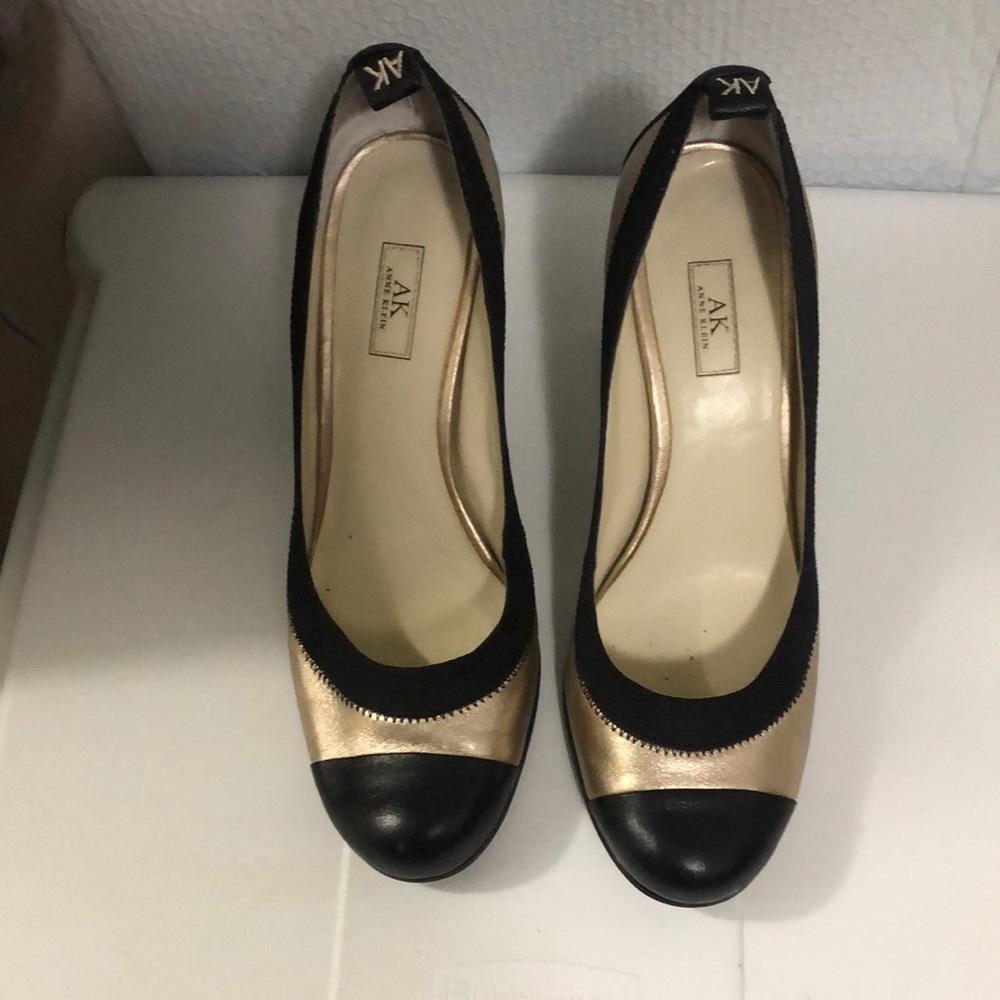Anne Klein leather shoe size 6 1/2 black with gold